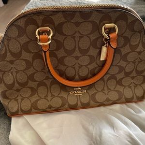 Coach purse, perfect condition used once! Wallet included.